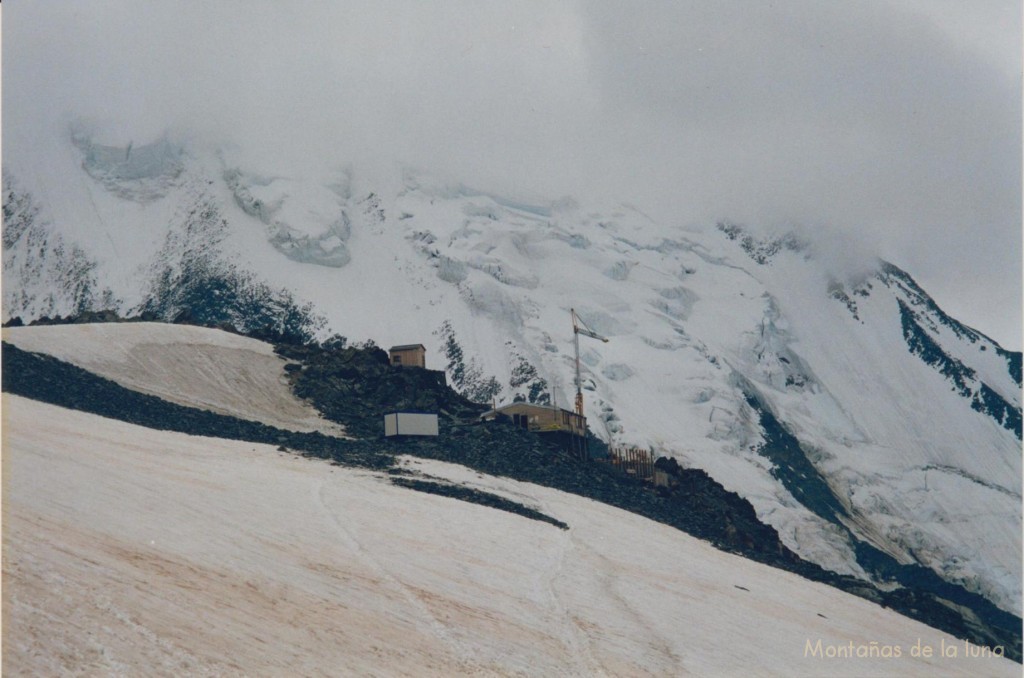 Refugio Tête Rousse, 3.167 mts., con los seracs de la Aiguille de Bionnassay detrás